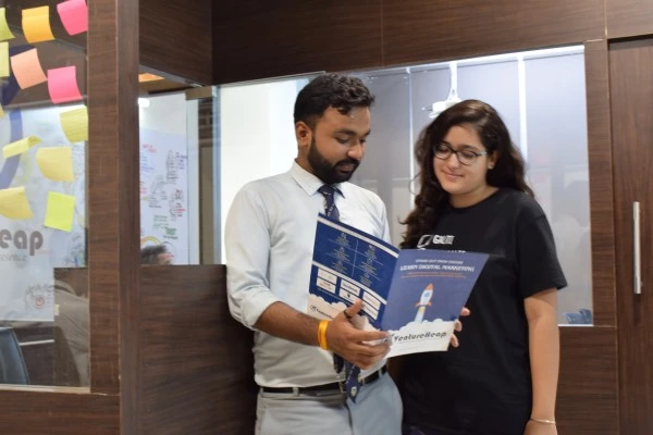 Students in digital marketing job training